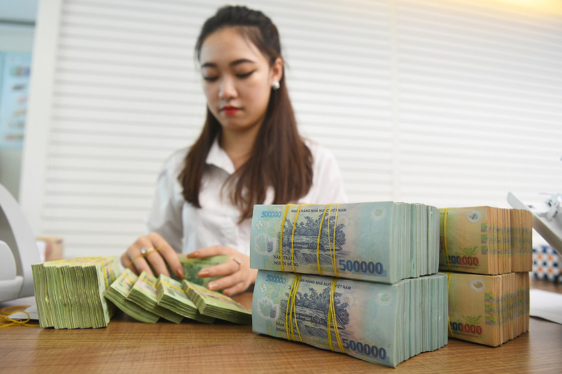 Giao dịch tại một ngân hàng cổ phần ở Hà Nội. Ảnh: Giang Huy.