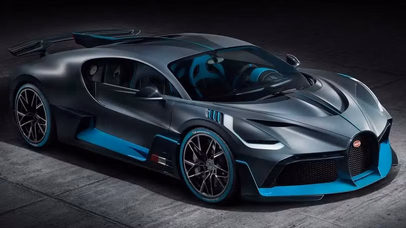 10. Bugatti Divo: 5,8 triệu USD. (khoảng 147,62 tỉ đồng). Xe được trang bị động cơ W16 dung tích 8 lít kèm bốn bộ tăng áp, công suất 1.500 mã lực, mô-men xoắn cực đại 1.600 Nm. Hộp số ly hợp kép 7 cấp, dẫn động bốn bánh. Xe tăng tốc 0-100 km/h chưa tới 2,5 giây. Số lượng xe được sản xuất trên Thế giới là 40 chiếc và đã được bán hết.