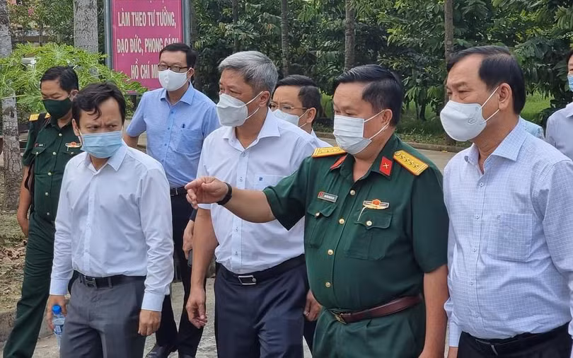 Thứ trưởng Nguyễn Trường Sơn dẫn đầu đoàn kiểm tra (Ảnh: BYT) 