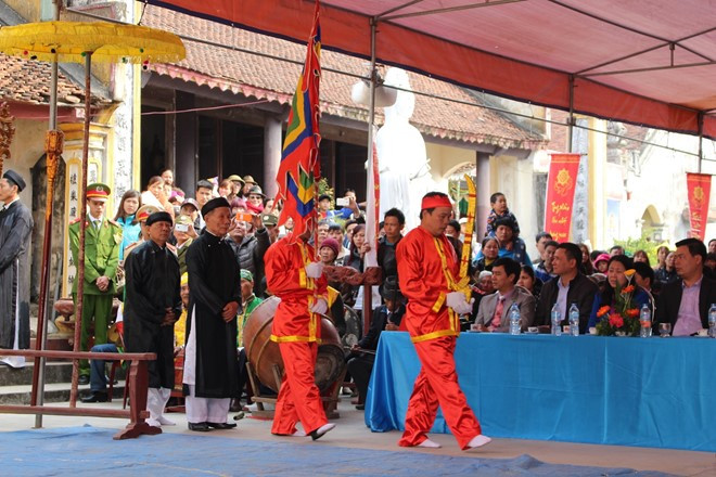 Các cụ cao niên trong làng chuẩn bị bước vào đài thề để thề Các cụ cao niên trong làng chuẩn bị bước vào đài thề để thề