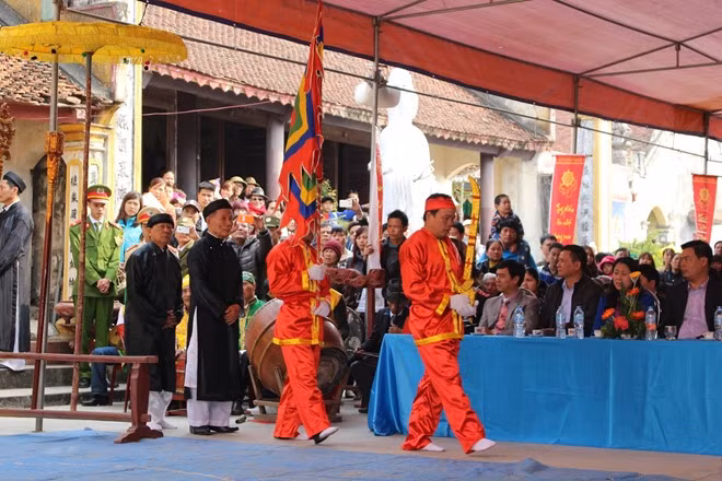 Các cụ cao niên trong làng chuẩn bị bước vào đài thề để thề