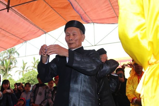 Các cụ cao niên trong làng uống rượu thề Các cụ cao niên trong làng uống rượu thề