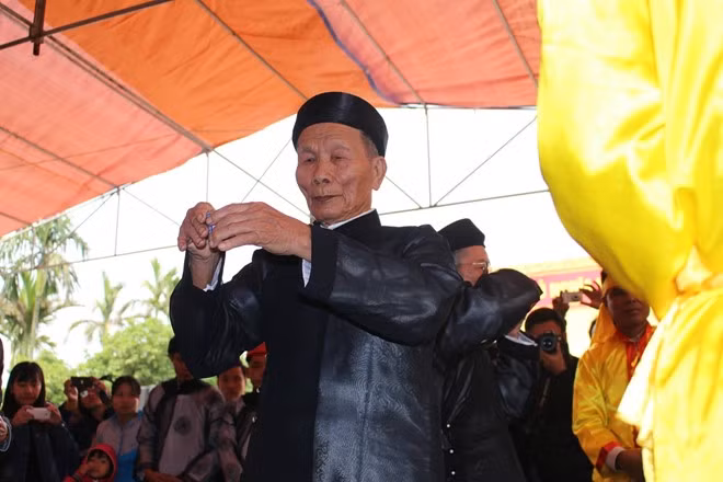 Các cụ cao niên trong làng uống rượu thề