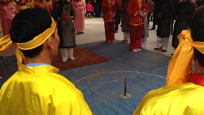 Con dao bầu được chủ tế cắm mạnh vào giữa vòng tròn đài thề - một biểu tượng của sự trong sạch - thề không tham nhũng Con dao bầu được chủ tế cắm mạnh vào giữa vòng tròn đài thề - một biểu tượng của sự trong sạch - thề không tham nhũng