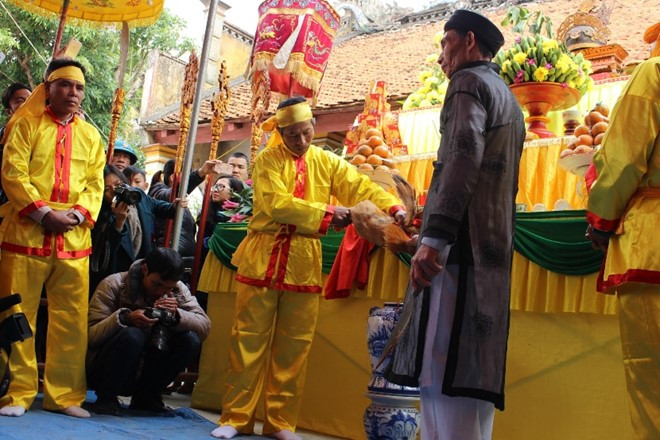 Chủ tế cũng là người thực hiện nghi lễ cắt tiết gà hoà vào hũ rượu Chủ tế cũng là người thực hiện nghi lễ cắt tiết gà hoà vào hũ rượu