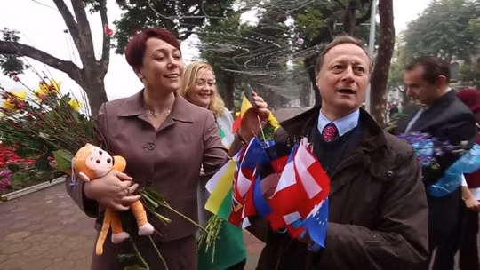 Đại sứ EU kể chuyện làm rể Việt Nam ảnh 2