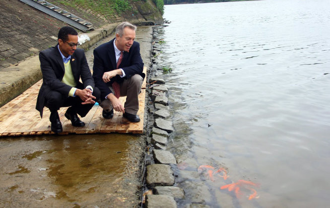 “Khi tiễn ông Công, ông Táo về trời bằng cách thả cả chép, chúng tôi cầu nguyện tiếp tục được may mắn, hạnh phúc, hòa bình và thịnh vượng và chúng tôi cũng chúc các bạn như vậy!”- ông Ted Osius chia sẻ - Ảnh: Nguyên Linh