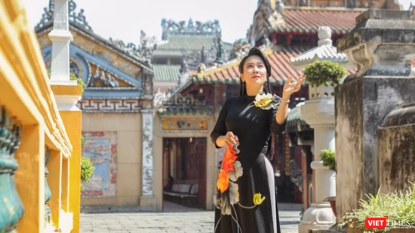 NSƯT Vân Khánh duyên dáng áo dài bên ngôi đền cổ xưa nhất Sài Gòn (Ảnh: Hứa Quý Long) 