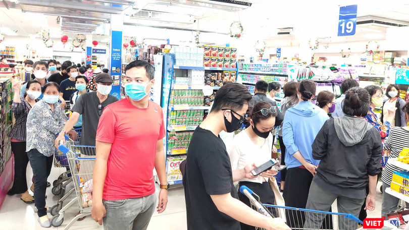 Chiều 31/3, rất đông khách đã phải xếp hàng dài chờ rất lâu trong siêu thị chờ thanh toán (Ảnh: Hòa Bình) 