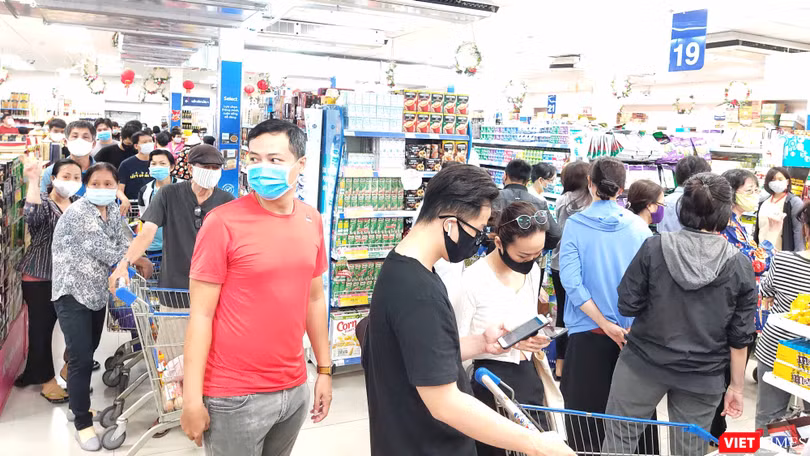 Chiều 31/3, rất đông khách đã phải xếp hàng dài chờ rất lâu trong siêu thị chờ thanh toán (Ảnh: Hòa Bình) 