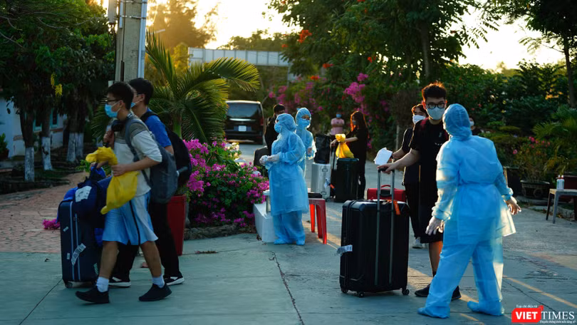 Lãnh đạo TP.HCM lên phương án giải tỏa cách ly cho hàng ngàn người được trở về nhà trong tuần này (Ảnh: Phạm Nguyễn) 