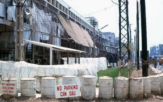 Một khu nhà dành cho binh lính đồng minh trên đường Nguyễn Văn Thoại (nay là Lý Thường Kiệt) năm 1970 - Ảnh tư liệu