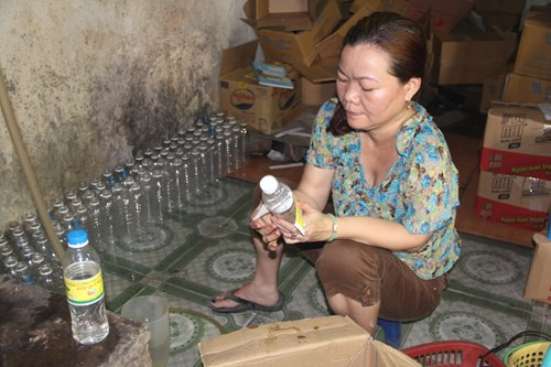 Dùng a xít và nước lã làm giấm đóng chai bán ra thị trường ảnh 2 Dùng a xít và nước lã làm giấm đóng chai bán ra thị trường ảnh 2