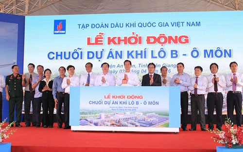 Thủ tướng Nguyễn Tấn Dũng cùng lãnh đạo các bộ ngành và chủ đầu tư ấn nút khởi động dự án.
