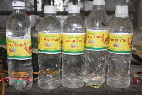 Dùng a xít và nước lã làm giấm đóng chai bán ra thị trường ảnh 1 Dùng a xít và nước lã làm giấm đóng chai bán ra thị trường ảnh 1