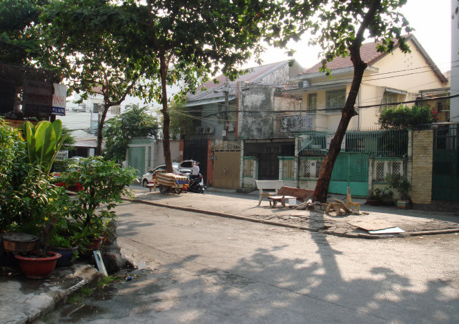 Một thiết kế khu dân cư đầu thập niên 1960 ở Sài Gòn: các ngôi nhà nửa biệt thự, nửa nhà phố một trệt, một lầu nằm quanh một giếng trời của khu rộng khoảng 300-500m2. Ảnh chụp trên đường trên đường Phạm Văn Hai (Tân Bình, TP.HCM) hiện vẫn còn khá nguyên vẹn (riêng vạt cỏ của giếng trời đã bị lát ximăng). Toàn khu có đường thông ra ngoài ở ba phía (đường bên dưới ảnh thông ra một con hẻm 10m để ra đường Phạm Văn Hai, Lê Văn Sỹ - Ảnh: M.C.