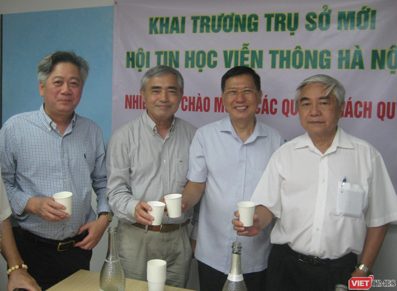 TS Nguyễn Minh Hồng - Chủ tịch Hội Truyền thông số Việt Nam (thứ 2, từ trái qua) chúc mừng Hội Tin học Viễn thông Hà Nội khai trương trụ sở mới. TS Nguyễn Minh Hồng - Chủ tịch Hội Truyền thông số Việt Nam (thứ 2, từ trái qua) chúc mừng Hội Tin học Viễn thông Hà Nội khai trương trụ sở mới.