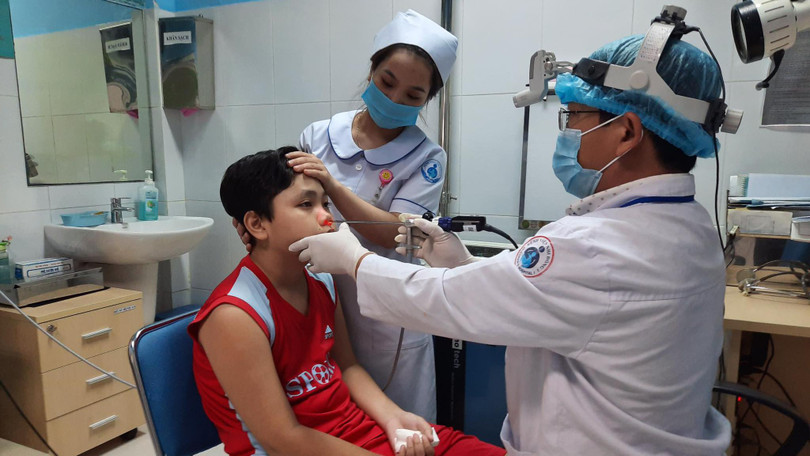 BS tại BV Nhi Đồng 1 giúp bé trai 13 tuổi thoát u xơ vòm mũi họng khiến chảy máu không ngừng và có nguy cơ dẫn tới nhiều bệnh nguy hiểm (Ảnh: BVCC)