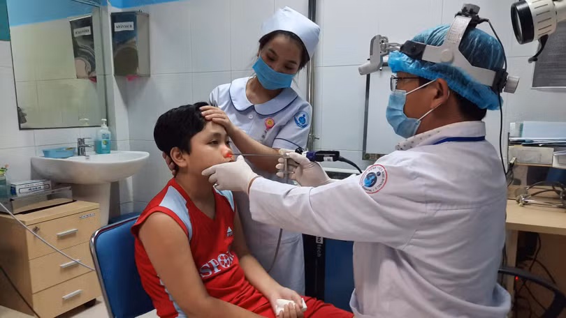 BS tại BV Nhi Đồng 1 giúp bé trai 13 tuổi thoát u xơ vòm mũi họng khiến chảy máu không ngừng và có nguy cơ dẫn tới nhiều bệnh nguy hiểm (Ảnh: BVCC)