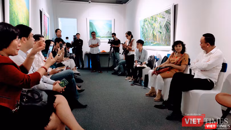 Hoạ sĩ Lê Thanh Sơn (áo trắng) trả lời nhiều câu hỏi của báo chí tại cuộc họp báo ở TP.HCM (Ảnh: Hoà Bình)