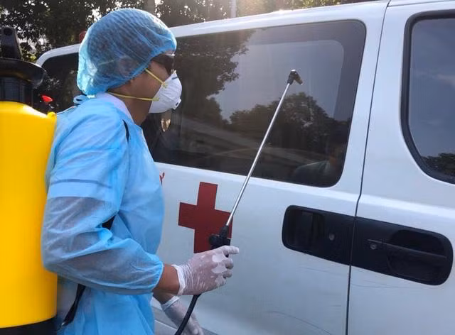 Chiếc xe 16 chỗ chở BN1440 chưa khử khuẩn mà còn chở nhiều người khác (Ảnh: BYT) 