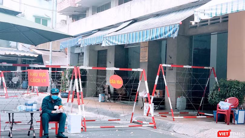 Lực lượng chức năng đã thực hiện phong toả Chung cư Sư Vạn Hạnh (Ảnh: Hoà Bình) 