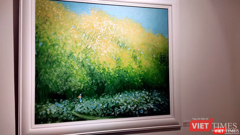 Bức "Rừng chiều" có vẻ đẹp thẳm sâu, được hoạ sĩ Lê Thanh Sơn "bật mí" vì đã được vẽ lại trên nền của một bức hoạ không như ý (Ảnh: Hoà Bình)