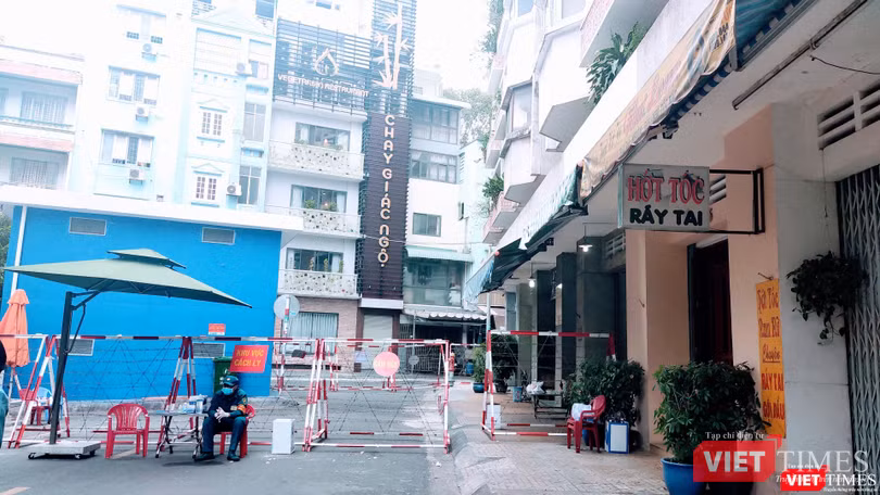 Toàn cảnh khu phong toả block B Chung cư Sư Vạn Hạnh (Ảnh: Hoà Bình)