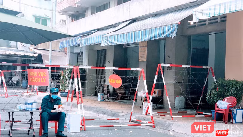 Lực lượng chức năng đã phong toả một phần khu Chung cư Sư Vạn Hạnh, nơi nam thanh niên đi cùng BN1440 đã vừa nhận kết quả dương tính với SARS-CoV-2 và được đưa đi cách ly tại BV Dã chiến Củ Chi (Ảnh: Hoà Bình)