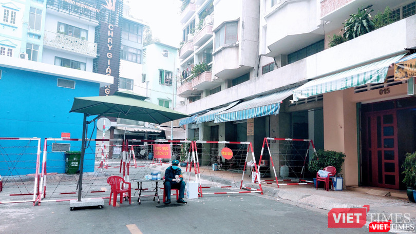 Đồ của người dân được gửi và nhận qua lực lượng chức năng kiểm soát khu vực (Ảnh: Hoà Bình)