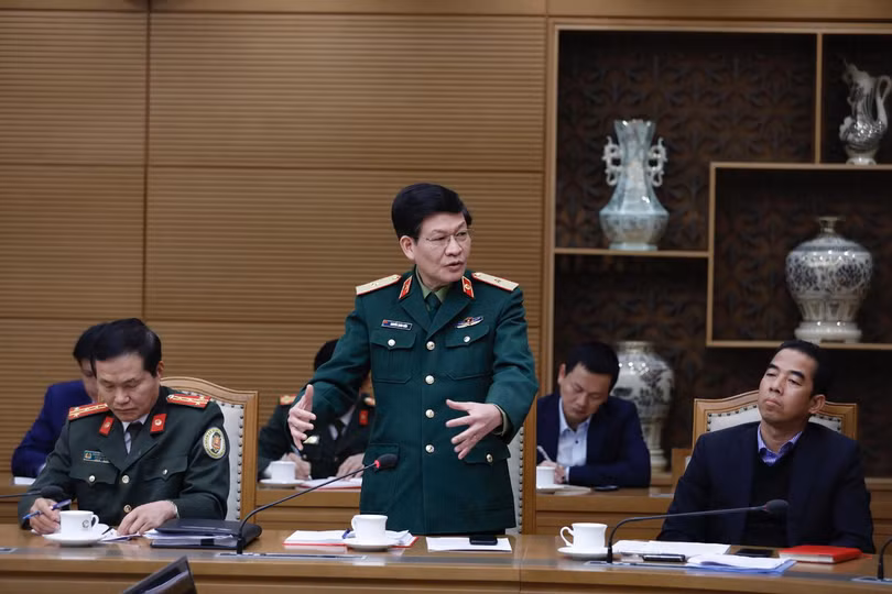 Lãnh đạo Cục Quân y (Bộ Quốc phòng) báo cáo về công tác cách ly. Ảnh: Đình Nam/VGP