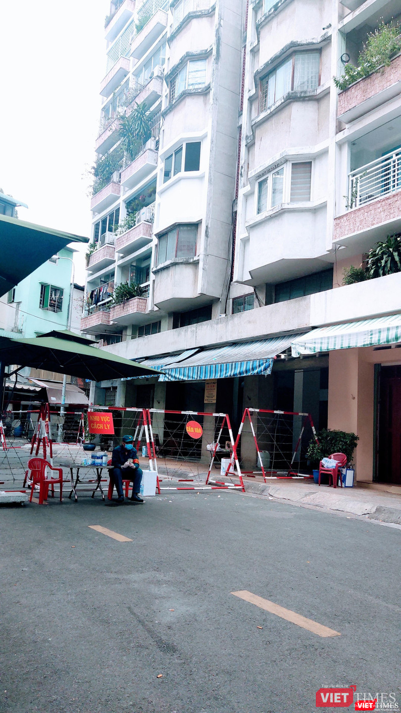 Block B của Chung cư Sư Vạn Hạnh đang được phong toả để kiểm soát dịch bệnh (Ảnh: Hoà Bình) Block B của Chung cư Sư Vạn Hạnh đang được phong toả để kiểm soát dịch bệnh (Ảnh: Hoà Bình)