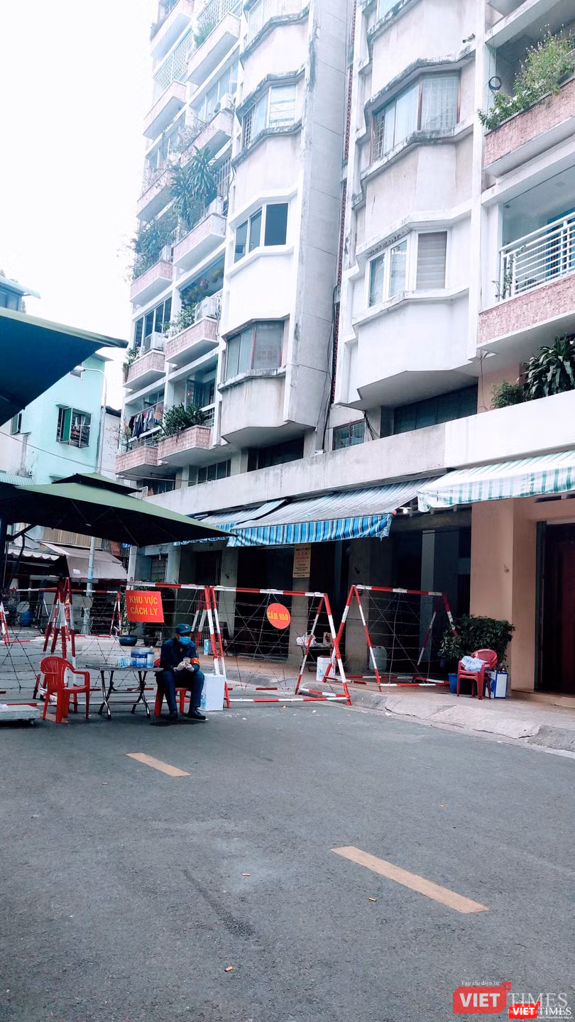 Block B của Chung cư Sư Vạn Hạnh đang được phong toả để kiểm soát dịch bệnh (Ảnh: Hoà Bình)
