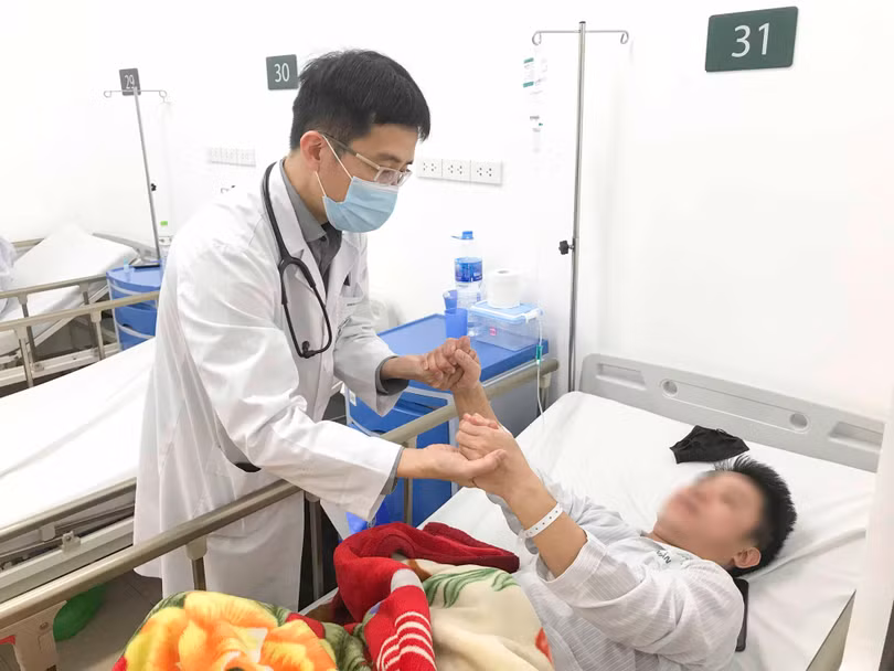 Cần đưa bệnh nhân có dấu hiệu đột quỵ nhập viện sớm nhất - Ảnh: BV Bạch Mai