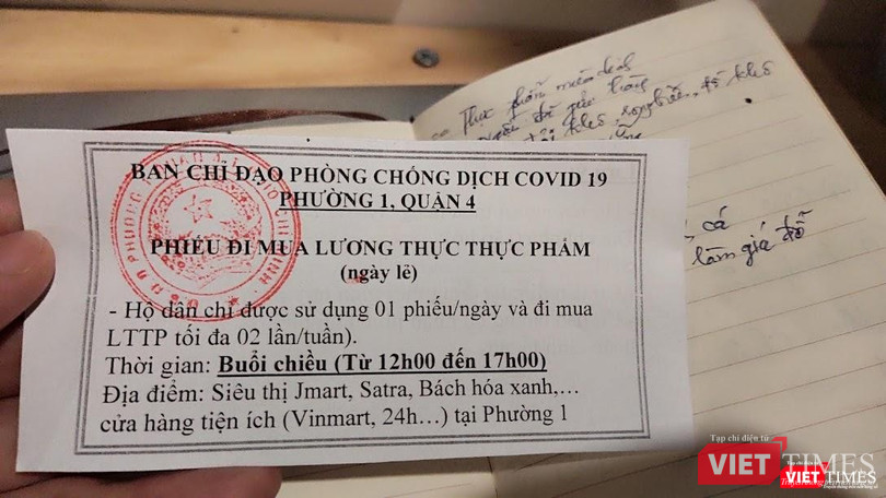 Phiếu mua hàng thiết yếu lương thực, thực phẩm, phường 1, quận 4. Ảnh: Hoà Bình