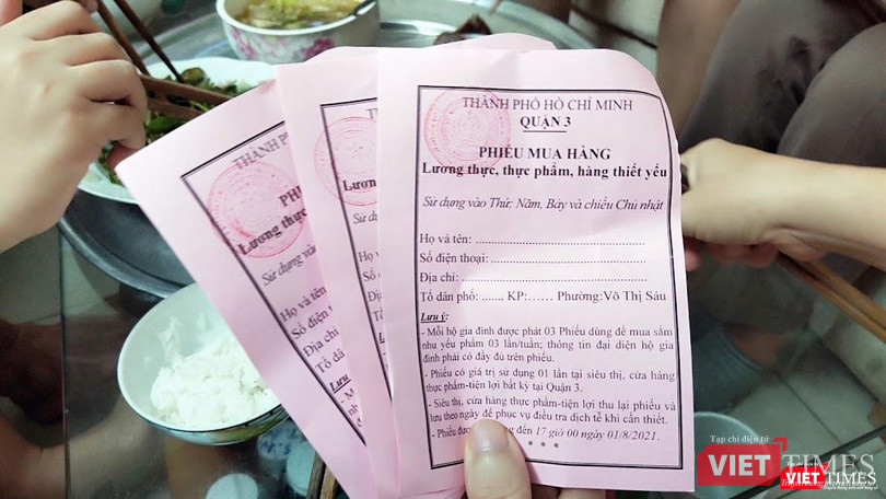 Phiếu mua hàng thiết yếu mới nhất của phường 6, quận 3. Ảnh: Hoà Bình
