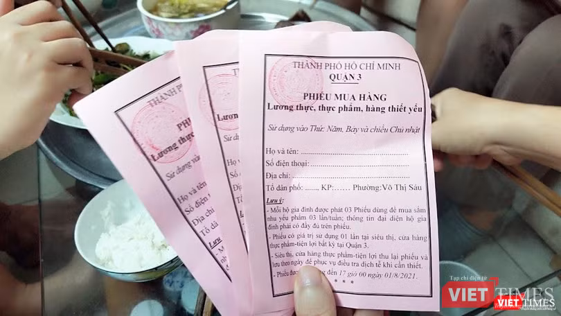 Phiếu mua hàng thiết yếu mới nhất của phường 6, quận 3. Ảnh: Hoà Bình