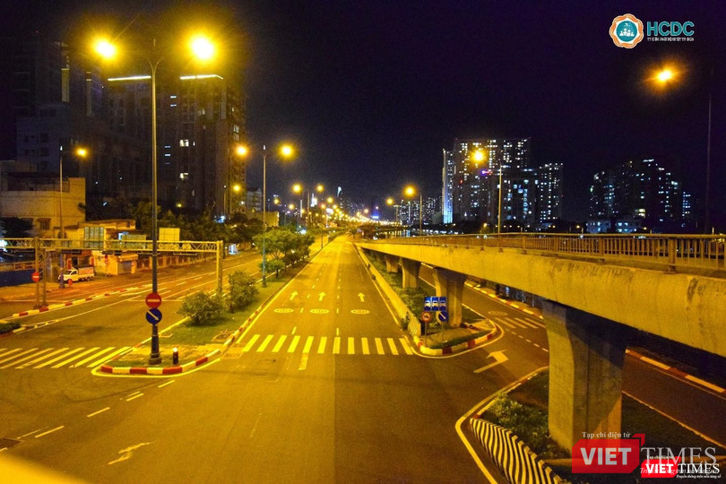Đường Võ Văn Kiệt, quận 1 vắng không một bóng người - Ảnh: HCDC