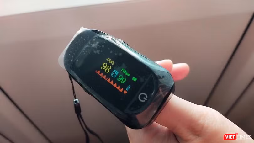 Khi cách ly F0 tại nhà, cần dự phòng máy đo nồng độ oxy trong máu - Ảnh: Hoà Bình