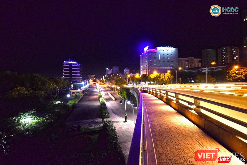 Đường Nguyễn Tất Thành, quận 4 không bóng người xe