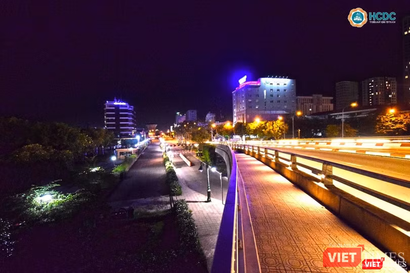 Đường Nguyễn Tất Thành, quận 4 không bóng người xe