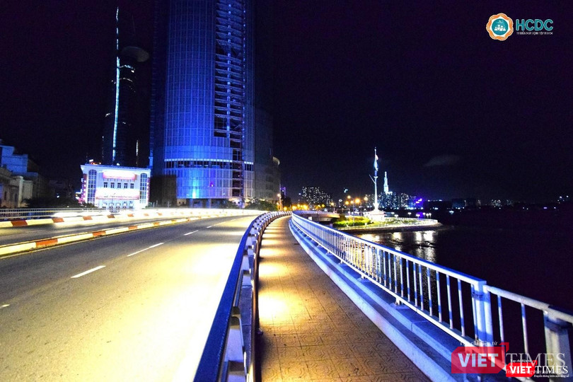 Cầu Khánh Hội 19h30 không còn một bóng người xe - Ảnh: HCDC