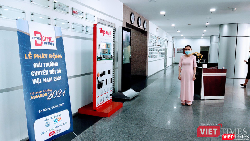 Công tác chuẩn bị cho buổi họp báo phát động Giải thưởng Chuyển đổi số Việt Nam 2021 sẽ diễn ra sáng mai, ngày 6/4 (Ảnh: Hoà Bình) Công tác chuẩn bị cho buổi họp báo phát động Giải thưởng Chuyển đổi số Việt Nam 2021 sẽ diễn ra sáng mai, ngày 6/4 (Ảnh: Hoà Bình)