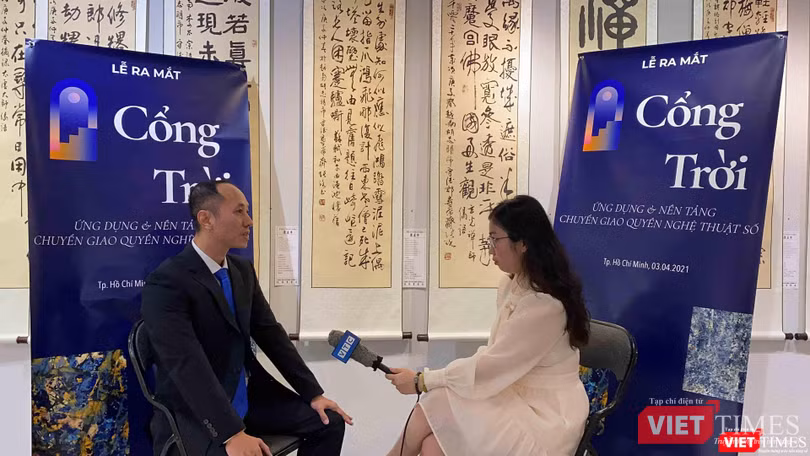 Ông Phạm Toàn Thắng trả lời phỏng vấn báo chí