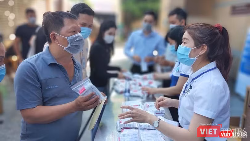 Đón tiếp bệnh nhân đến khám chữa bệnh và nỗi lo quá tải sau khi thông tuyến BHYT - Ảnh Hoà Bình