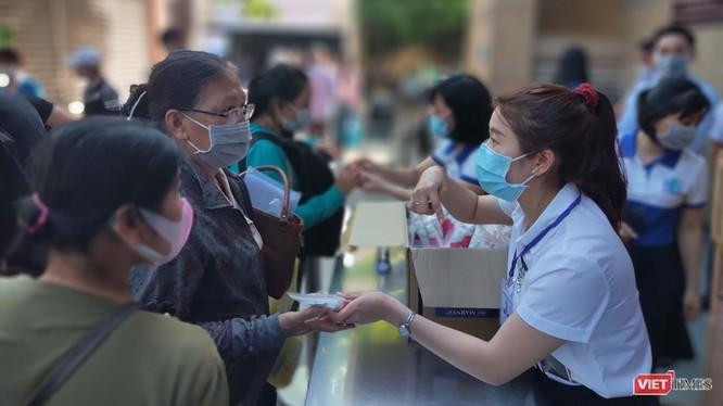 Đón tiếp bệnh nhân đến khám chữa bệnh tại BV Đại học Y Dược TP.HCM (Ảnh: Hoà Bình) 