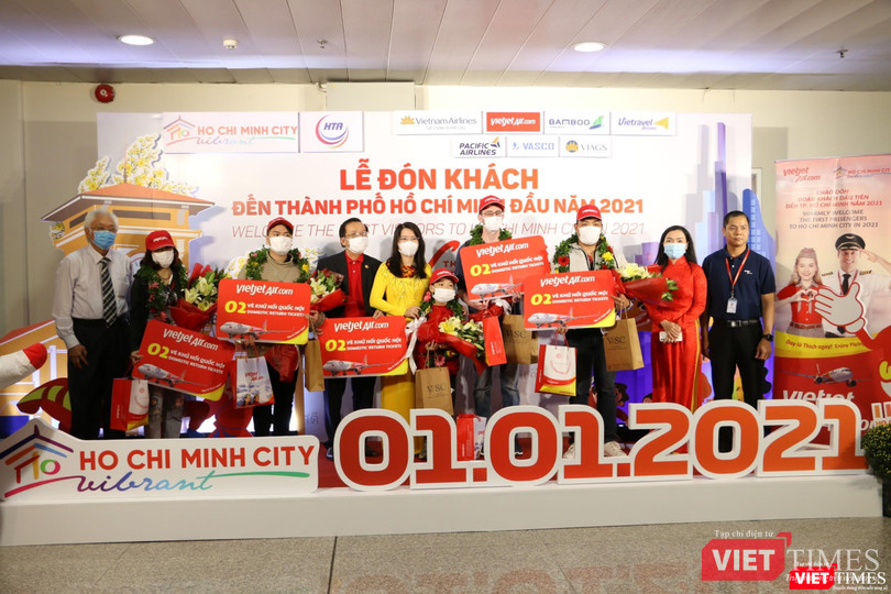 Bà Ánh Hoa tặng quà cho những khách du lịch đầu tiên đến với TP.HCM trong ngày 1/1/2021 (Ảnh: SDL)