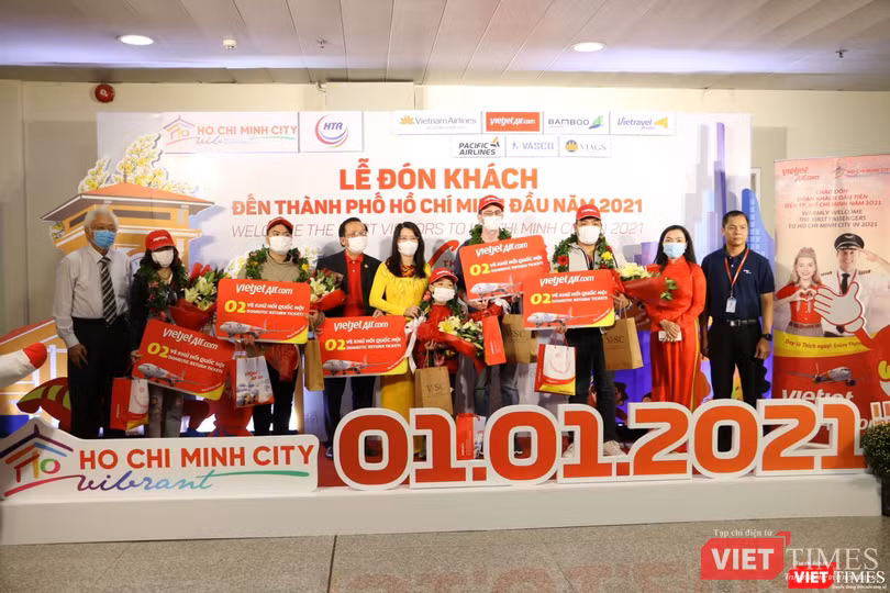 Bà Ánh Hoa tặng quà cho những khách du lịch đầu tiên đến với TP.HCM trong ngày 1/1/2021 (Ảnh: SDL)