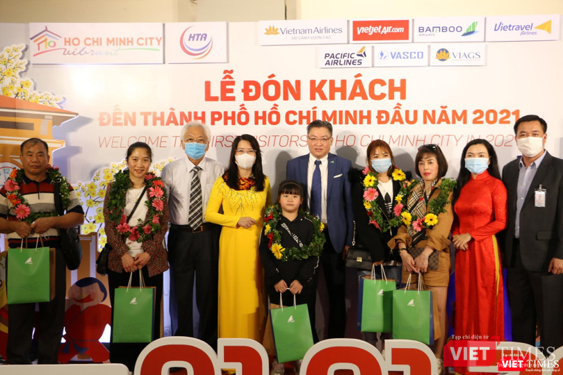 Bà Nguyễn Thị Ánh Hoa (áo dài màu vàng) tại Lễ đón khách đến TP.HCM trong ngày 1/1/2021 (Ảnh: SDL)