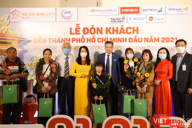 Bà Nguyễn Thị Ánh Hoa (áo dài màu vàng) tại Lễ đón khách đến TP.HCM trong ngày 1/1/2021 (Ảnh: SDL)